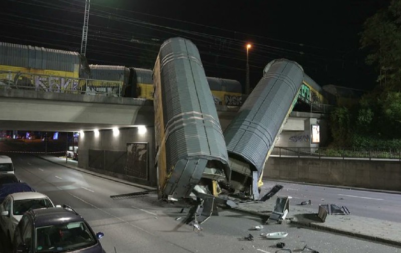 Un tren de marfă a căzut de pe un pod direct pe șosea, după ce s-a ciocnit cu un alt tren. O persoană a murit, în München
