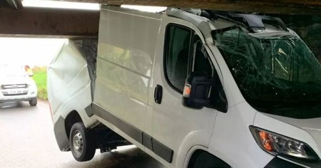 O dubă, aprope ruptă în două în urma impactului Foto: Cambridgeshire Police
