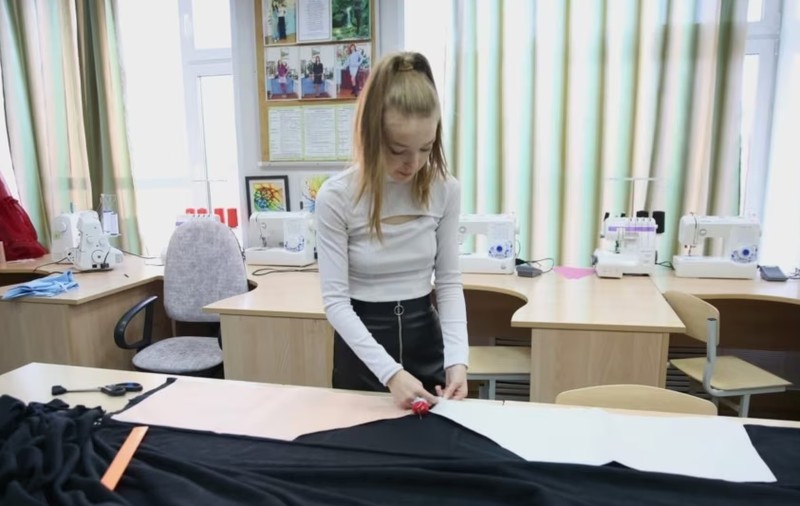 O deputată din Rostov a propus ca elevii să lucreze pentru armată și să facă lumânări de tranșee și plase pentru camuflaj: „Educația patriotică începe din școală”