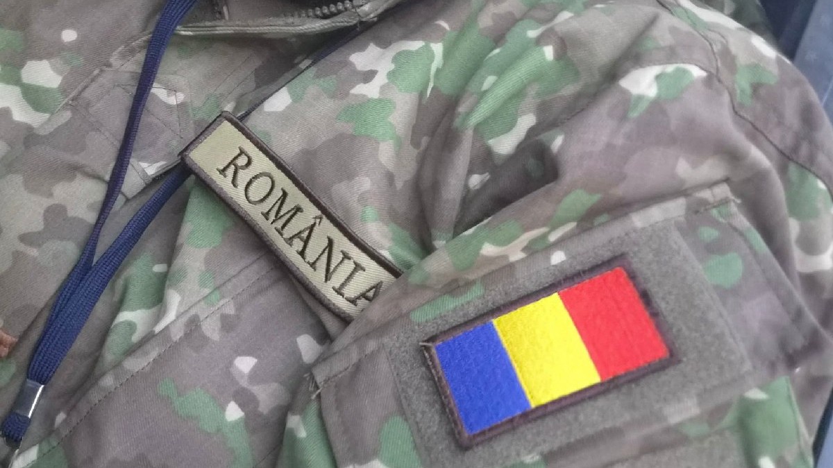 Uniforma unui soldat din armata română, pe umăr se vede steagul României
