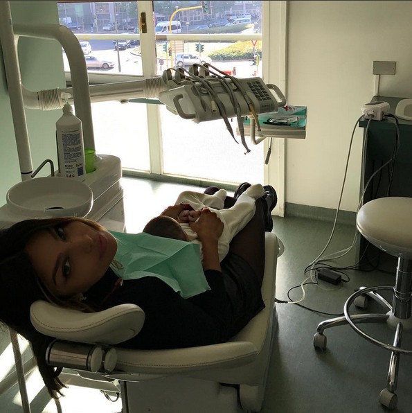 Mădălina Ghenea, pe mâna medicului stomatolog. Fetiţa ei i-a fost alături