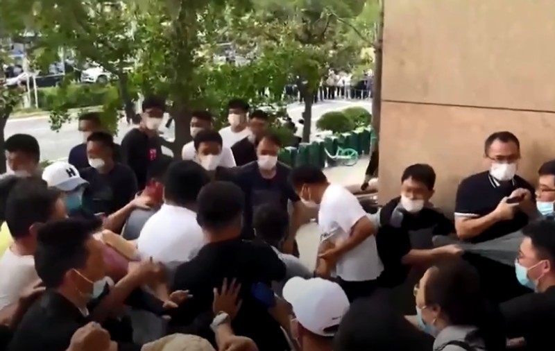 Bătaie în fața unei bănci din China, unde oamenii au mers să protesteze că nu își pot retrage banii din conturi | VIDEO