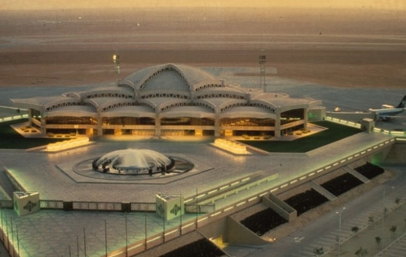 O rachetă lansată de insurgenţi din Yemen a căzut lângă aeroportul din capitala Arabiei Saudite