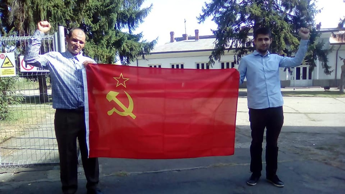 Tineri cu steaguri comuniste, mesaj jignitor în fața fostei închisori din Pitești