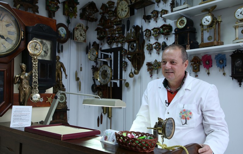 REPORTAJ / Omul care trezește istoria la viață. În mâinile lui, pendulele bătrâne prind a cânta și ceasurile vechi își ticăie poveștile | VIDEO. GALERIE FOTO