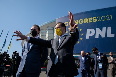 Orban dirijează mulțimea ca să fie eliberat culoarul pe care urmează să vină Klaus Iohannis