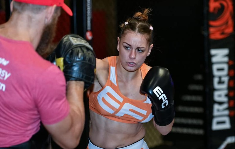 Românca Alice Ardelean, luptătoare MMA cu cont pe OnlyFans, dată afară din sala de sport de soțiile colegilor de antrenament