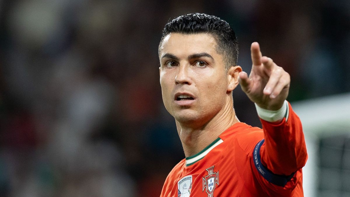 Cristiano Ronaldo, în tricoul naționalei Portugaliei, arată cu degetul în timpul meciului cu Ungaria din preliminariile CM 2026, 14 octombrie 2025