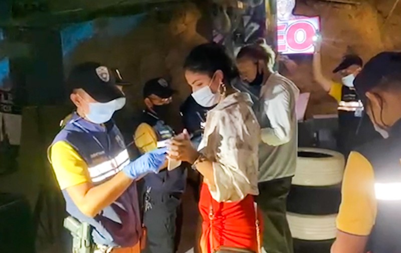 Thailanda a arestat 89 de turiști străini care participau la o petrecere organizată într-un bar, cu încălcarea măsurilor anti-COVID