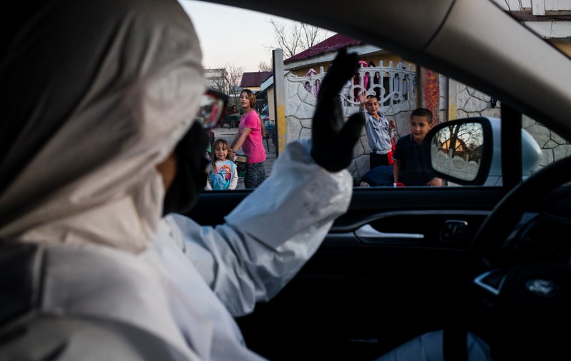 Imagini ale solidarității din Țăndărei, acolo unde peste 150 de familii au primit pachete cu produse de igienă și alimente