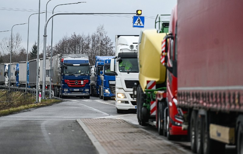 15 șoferi de TIR au furat 3.700 de litri de motorină și au vândut-o mai ieftin decât în benzinării, în Italia