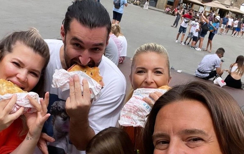 Smiley, Gina Pistol, Mihai Petre și soția lui, vacanță în grup, cu copiii, la Florența. „Cozi la mâncare ca pe vremuri”