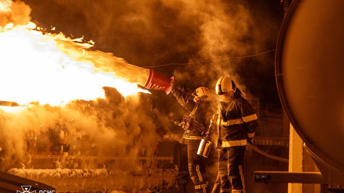 Pompierii sting un incendiu la locul unui atac aerian efectuat de ruși la Kiev Foto: Profimedia