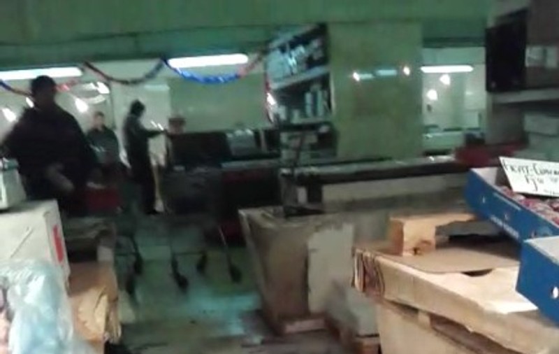 Autorităţi, chiar nu vă pasă de sănătatea oamenilor? Imagini incredibile dintr-un depozit unde se vând alimente