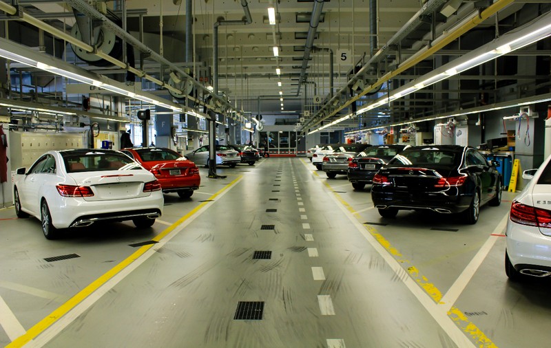 Gigantul american care produce pentru Mercedes și Porsche concediază sute de angajați din Iași și Ploiești și se mută din România