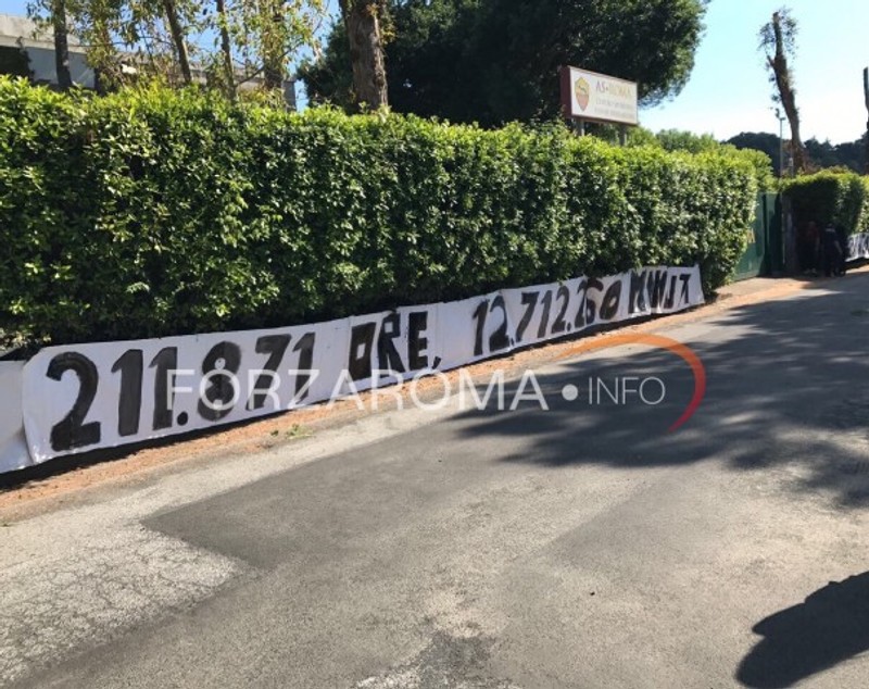 Francesco Totti se retrage. ”Ziua T” în fotbalul mondial. ”Il Capitano” lasă fotbalul, după o viață închinată Romei! Banner de 130 de metri la Trigoria