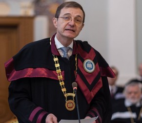 Ioan Aurel-Pop, președintele Academiei Române, este unul dintre cei mai înfocați susținători ai programei școlare despre cronicari. Foto: Facebook