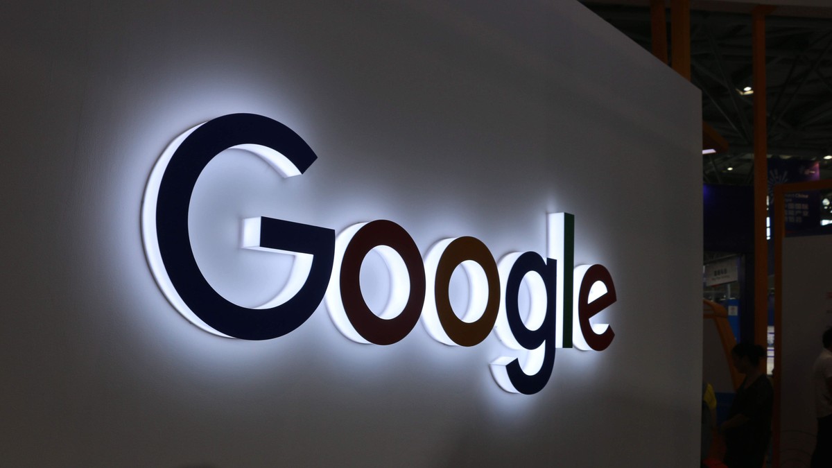 Google, investigată în Irlanda pentru colectarea de date în scopul afișării de reclame. Logo luminos Google