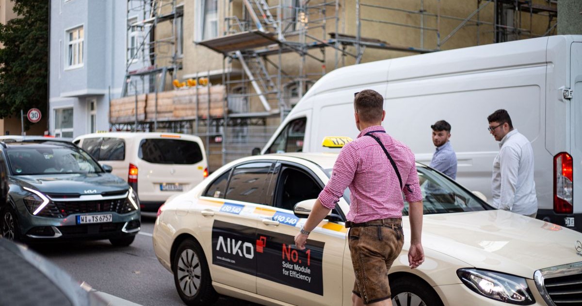 Mașină de taxi din Germania circulă pe stradă