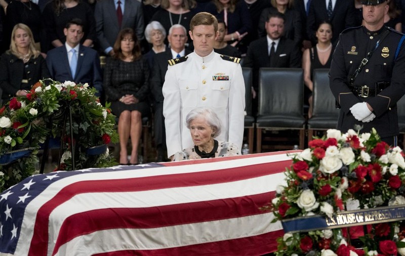 FOTO/ Imagini emoționante. Mama lui John McCain, în vârstă de 106 ani, la căpătâiul fiului ei