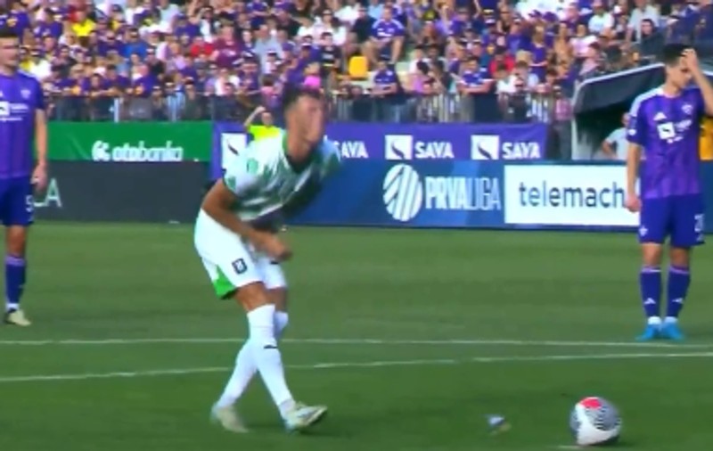 Momentul în care un fotbalist este lovit în zona sensibilă de un obiect aruncat din tribună, înainte să bată un penalty, în campionatul Sloveniei | VIDEO