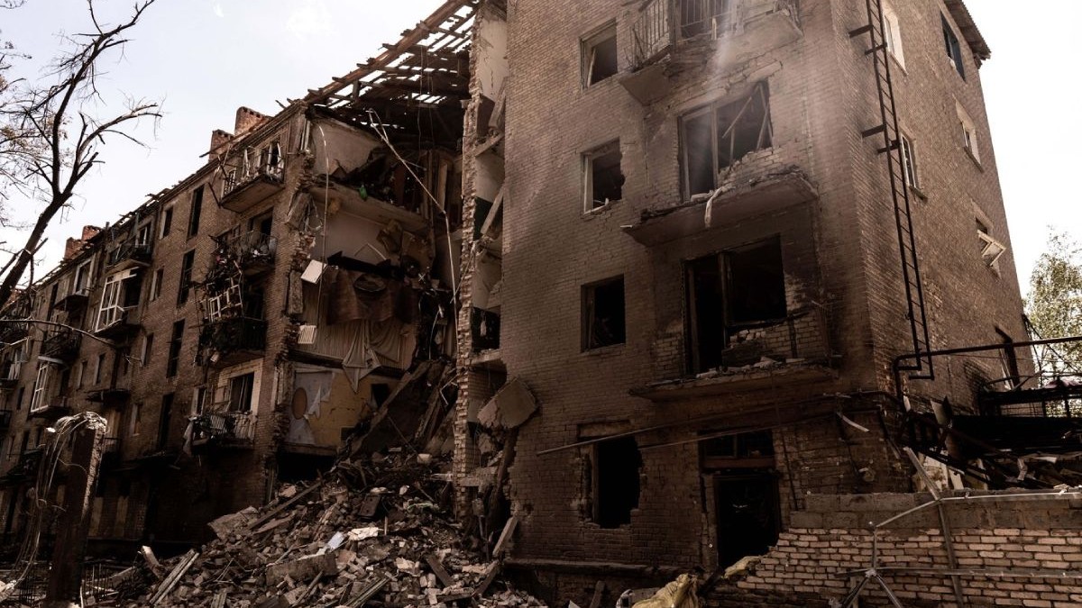 O vedere a clădirii rezidențiale avariate după un atac cu bombă KAB în Kramatorsk, Ucraina, pe 22 iulie 2025. Un băiat de 10 ani a fost ucis și alte opt persoane au fost rănite după ce o bombă aeriană ghidată rusească a lovit o clădire rezidențială.