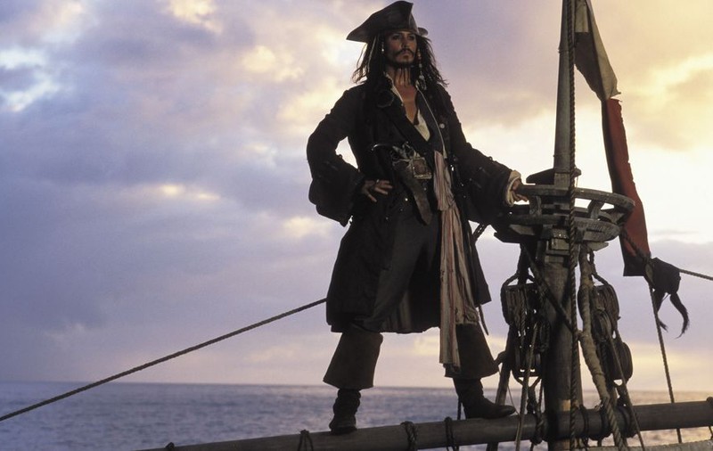 Video | Johnny Depp s-a dus costumat în Jack Sparrow într-o şcoală din Londra 
