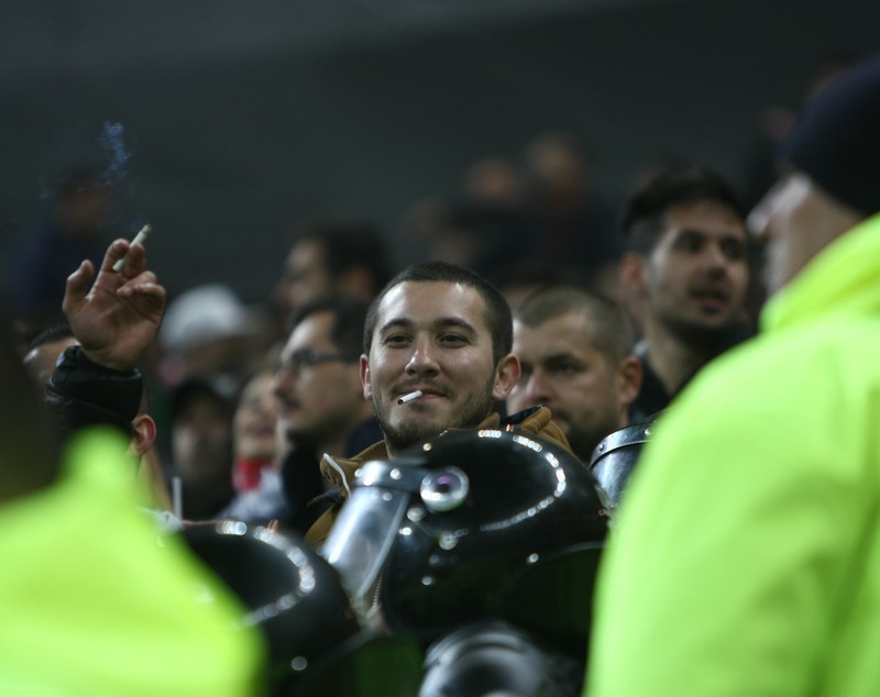 GALERIE FOTO&VIDEO/ DERBY-UL ROMÂNIEI, STEAUA - DINAMO 3-0. ^ Echipa din Ghencea i-a speriat pe ”câini” de Halloween! Szukala, Papp și Keșeru au înscris pentru roș-albaștri. Arlauskis și Bărboianu, loviți de petardele aruncate de suporteri. Băiatul lui Florentin Petre a debutat la Dinamo