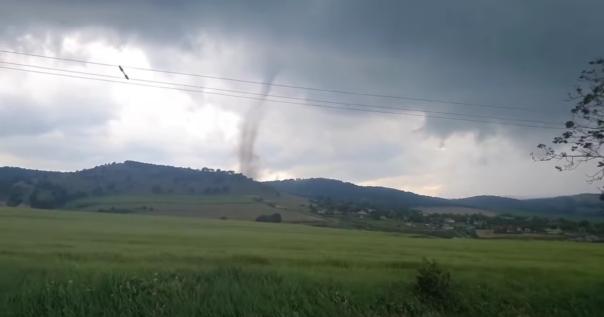 Un vârtej nnegru pe cer, într-o zonă cu dealuri