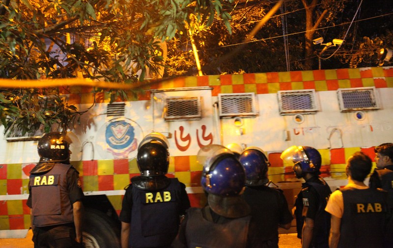 Atac armat în Bangladesh: Un “ostatic” a fost arestat de polițiști. Unul dintre teroriști era fiul unui politician