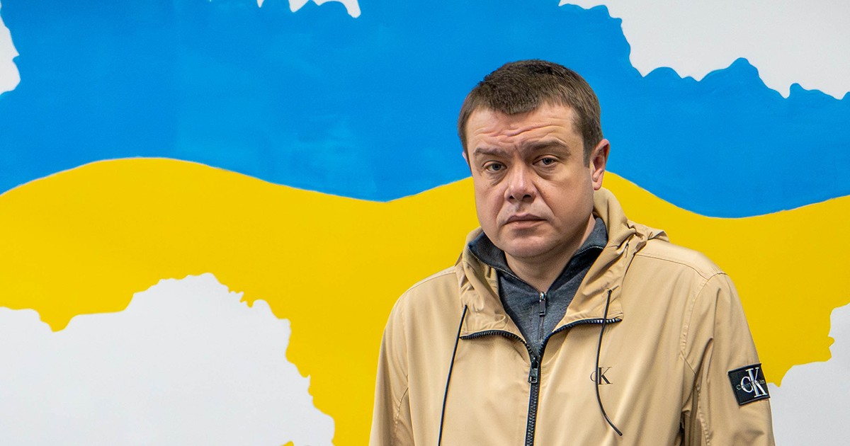 Anton Samoilenko, adjunct al Administrației Militare din Herson in fata unui tablou cu steagul Ucrainei
