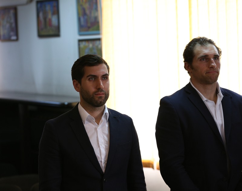 FOTO&VIDEO | Hocheiștii Phil Bushbacher și Timur Rasulov au depus ieri jurământul și au devenit cetățeni români. Un american + un rus = love!