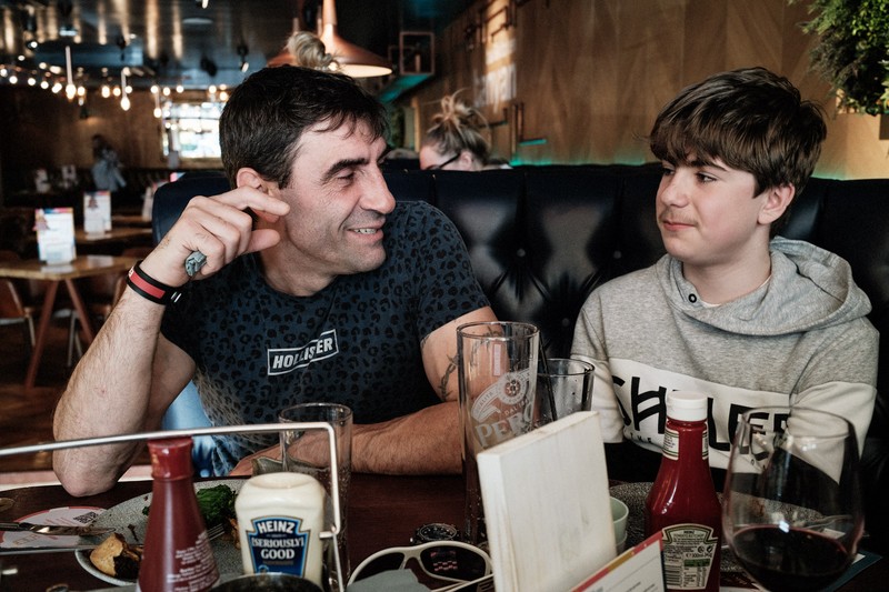 Vasile Bolohan și fiul său, Alex, într-un pub din Leeds, UK