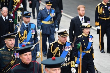 Regele Charles al III-lea, prințesa Ana, prințul William și prințul Harry, pe străzile din Westminster înaintea ceremoniei de la Westminster Abbey. Foto: Profimedia