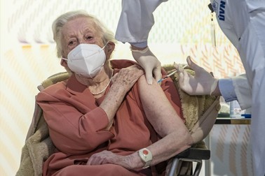 Emilie Repikova, o veterană a celui de-Al Doilea |Război Mondial, imunizată la 95 de ani FOTO: EPA
