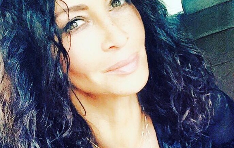 Mihaela Rădulescu îşi arată din nou chiloţii, pe Facebook. Diva găteşte pentru Felix aproape dezbrăcată