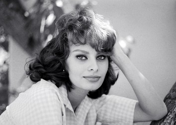 Sophia Loren in the garden of her home in Beverly Hills, CA circa 1960 File Reference # 33536_151THA