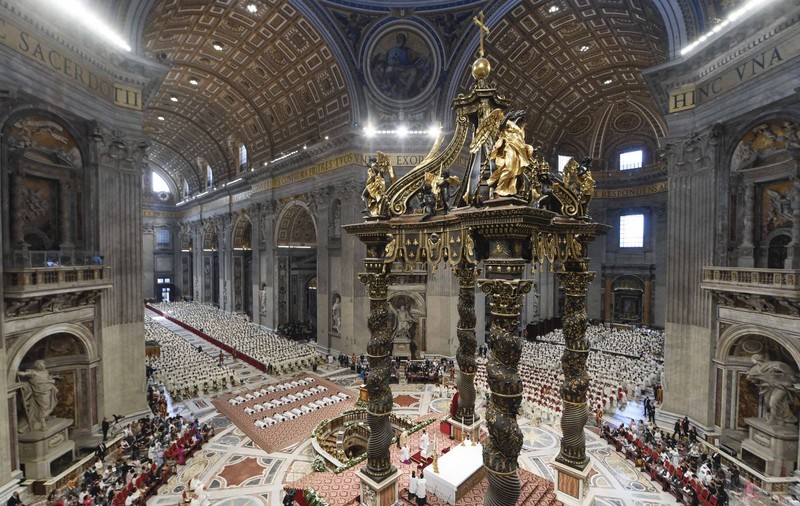 Un bărbat și-a dat jos pantalonii în mijlocul credincioșilor de la Vatican și a urinat pe altarul Sfântului Petru