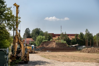 Construcția din strada Holban, în august 2021. În fundal se observă o antenă, foarte probabil a STS. Foto: Eli Driu