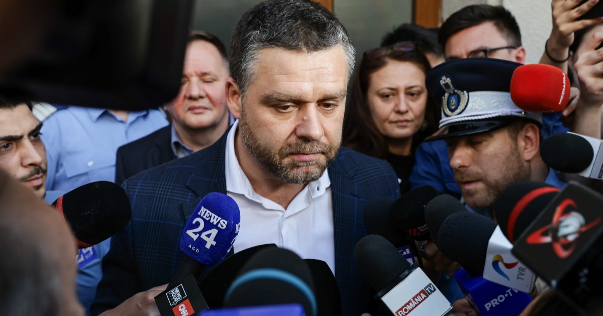 Ciprian Ciucu în costum negru în timp ce dă declarații jurnaliștilor.