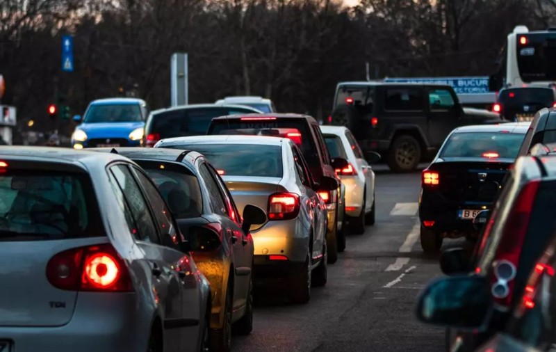 Șoferii riscă amenzi și suspendarea permisului pentru utilizarea abuzivă a flash-urilor în trafic