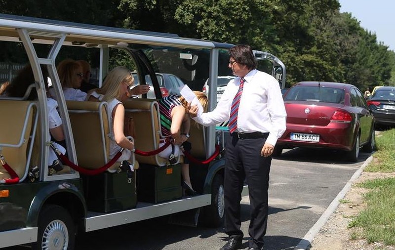 FOTO | O plimbare de 30.000 de euro! Minibuzele turistice cumpărate de Primăria Timișoara în 2014 au ieșit pe traseu doar la inaugurare