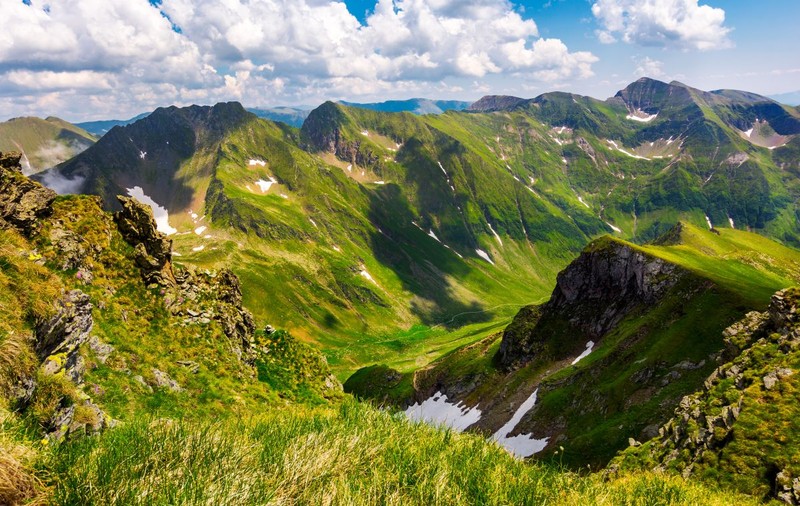 Munții României, pe lista destinațiilor unde să redescoperi natura după ridicarea carantinei. Daily Mail: „Un tărâm al lupilor, sălbatic și frumos”