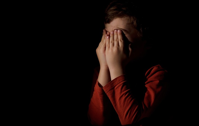 Copii cu dizabilităţi de la un centru din Suceava, loviți și amenințați cu moartea de cinci angajate. Femeile, reținute de procurori