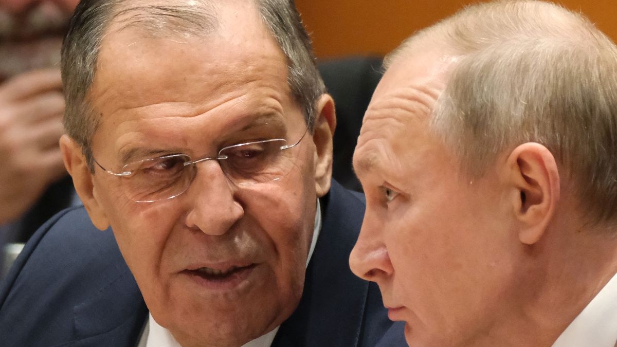 Vladimir Putin și ministrul rus de Externe Serghei Lavrov discută la sesiunea principală a unui summit internațional privind asigurarea păcii în Libia, desfășurat la Cancelaria Federală din Berlin, Germania, pe 19 ianuarie 2020