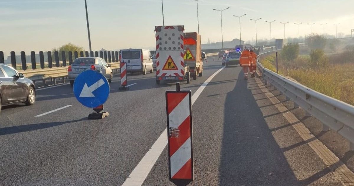Indicatoare montate de autorități pe autostrada A1 pentru a semnaliza zona în care s-a produs un accident rutier
