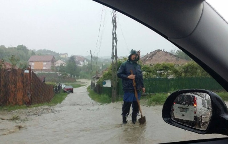 Prăpăd în județul Vâlcea! Mașini luate de viitură și zeci de case inundate