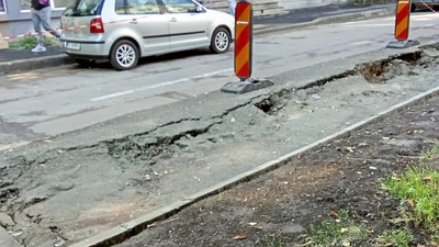 Drumul proaspăt asfaltat s-a surpat la Galați. Foto Viața Liberă