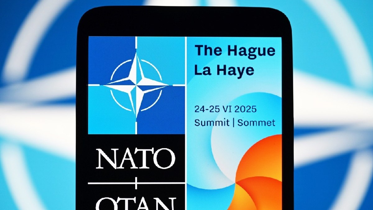 În această ilustrație foto, logo-ul summitului NATO de la Haga 2025 este văzut pe ecranul unui smartphone.