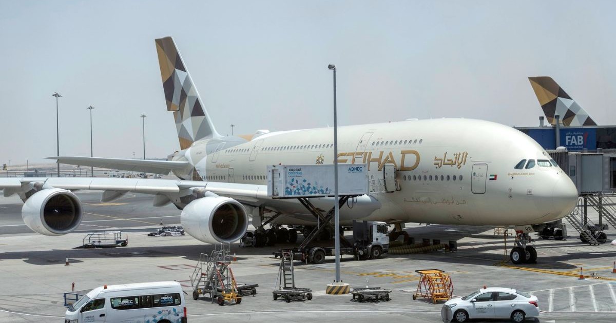O aeronava Airbus A380-800, aparținând Etihad Airways, pe o pistă in Abu Dhabi, alte doua masini pe pista, Emiratele Arabe Unite, 22 iunie 2025